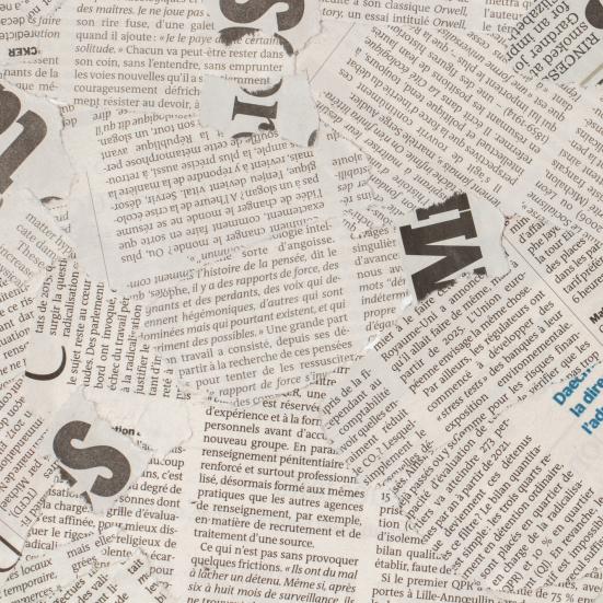 Avisudklip, der ligger spredt i en stor bunke.