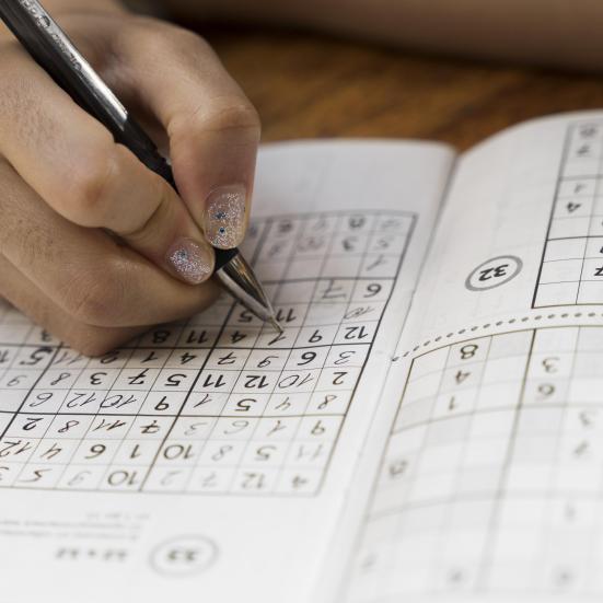 Kvinde, der løser sudoku.