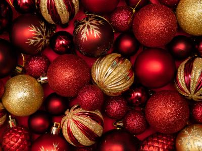Røde og guldfarvede julekugler med glimmer.