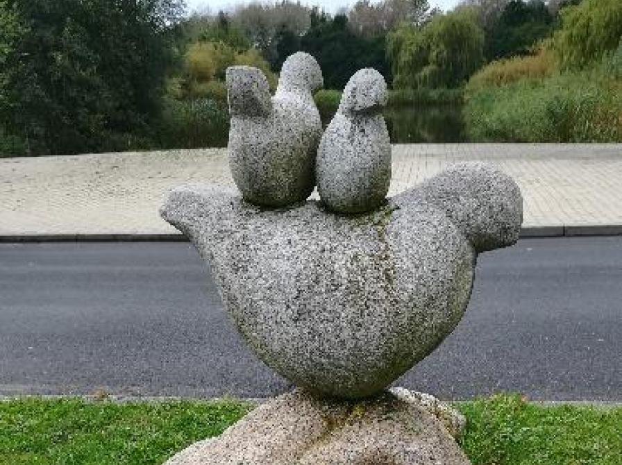 Stenskulptur af Klaus Petersen.